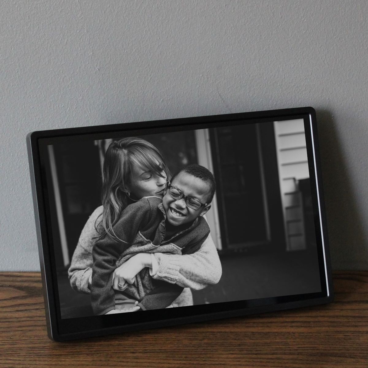 Snug Digital Photo Frame with Frameo Technology 16GB 26cm W in Black