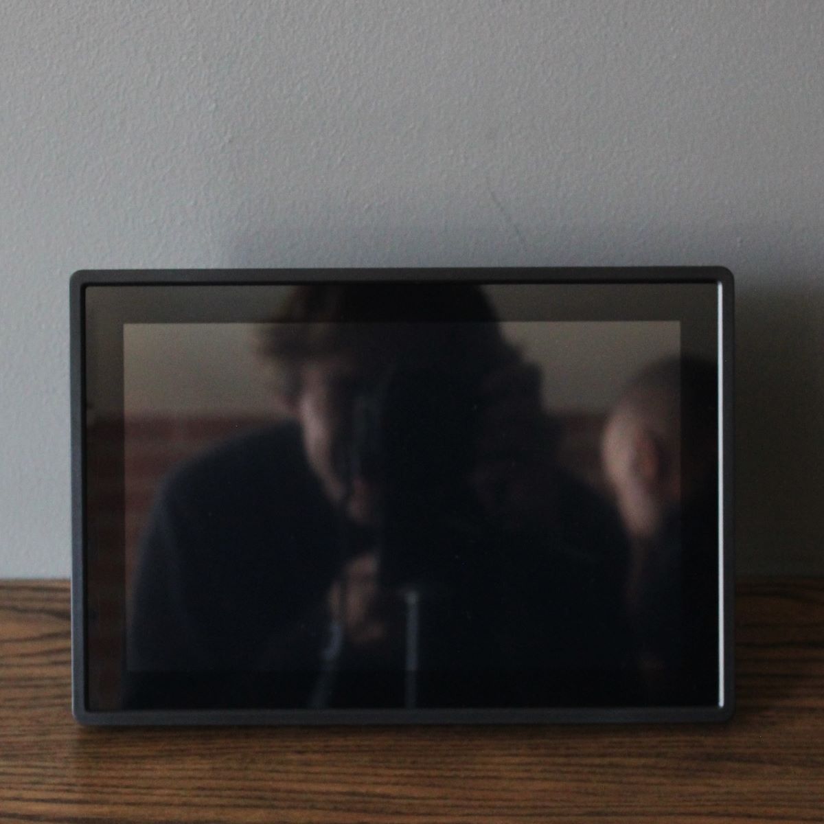 Snug Digital Photo Frame with Frameo Technology 16GB 26cm W in Black - Image 2