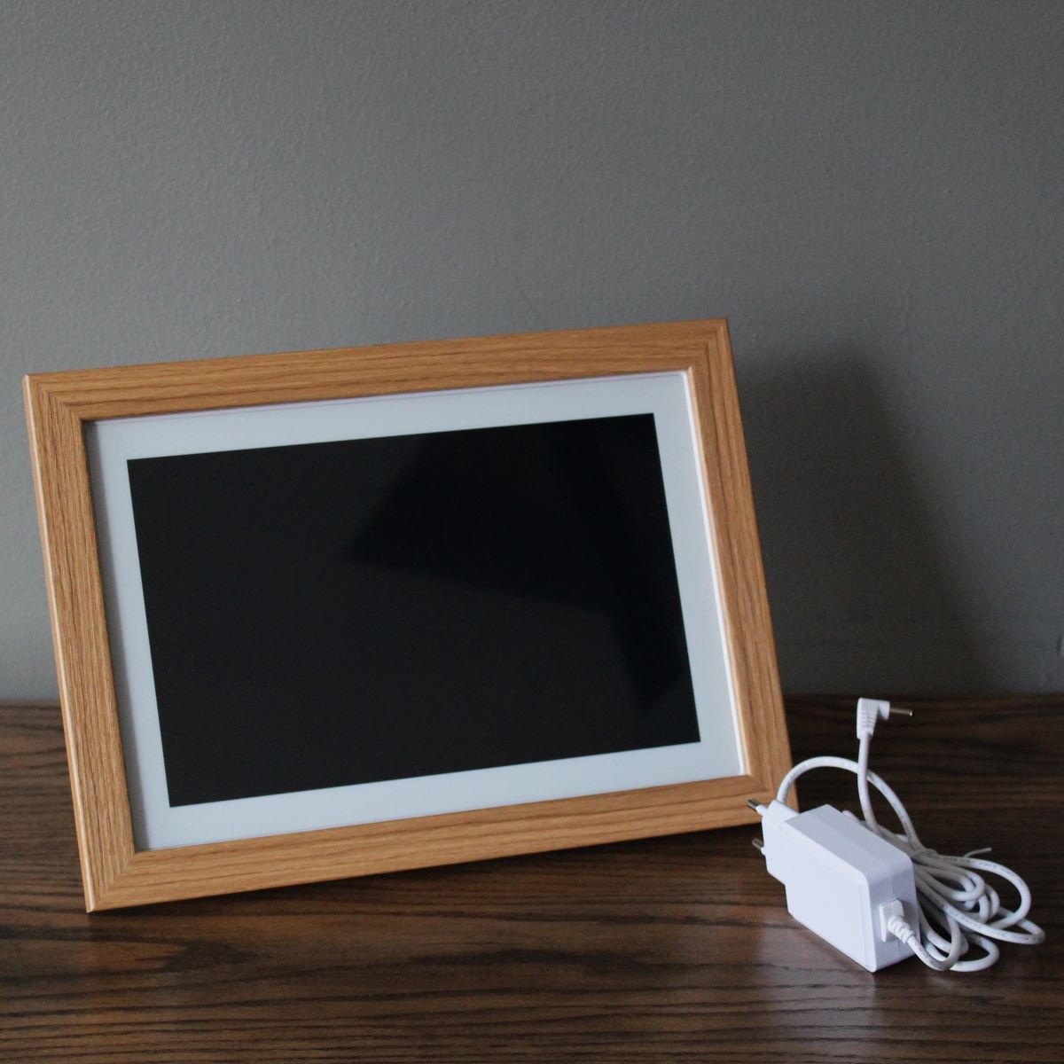 Snug Digital Photo Frame with Frameo Technology 16GB 26cm W in Natural Wood - Image 3