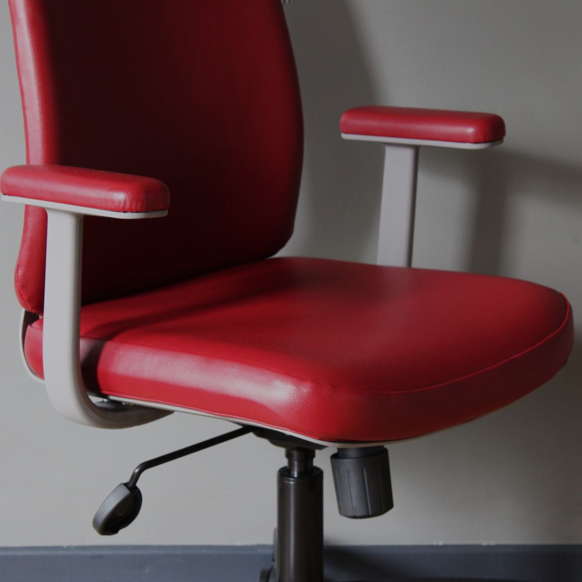 Apartment Combo Desk Chair with Arms and Fully Adjustable with Grey Frame and Black 5 Star Wheelbase in Red leather - Image 2