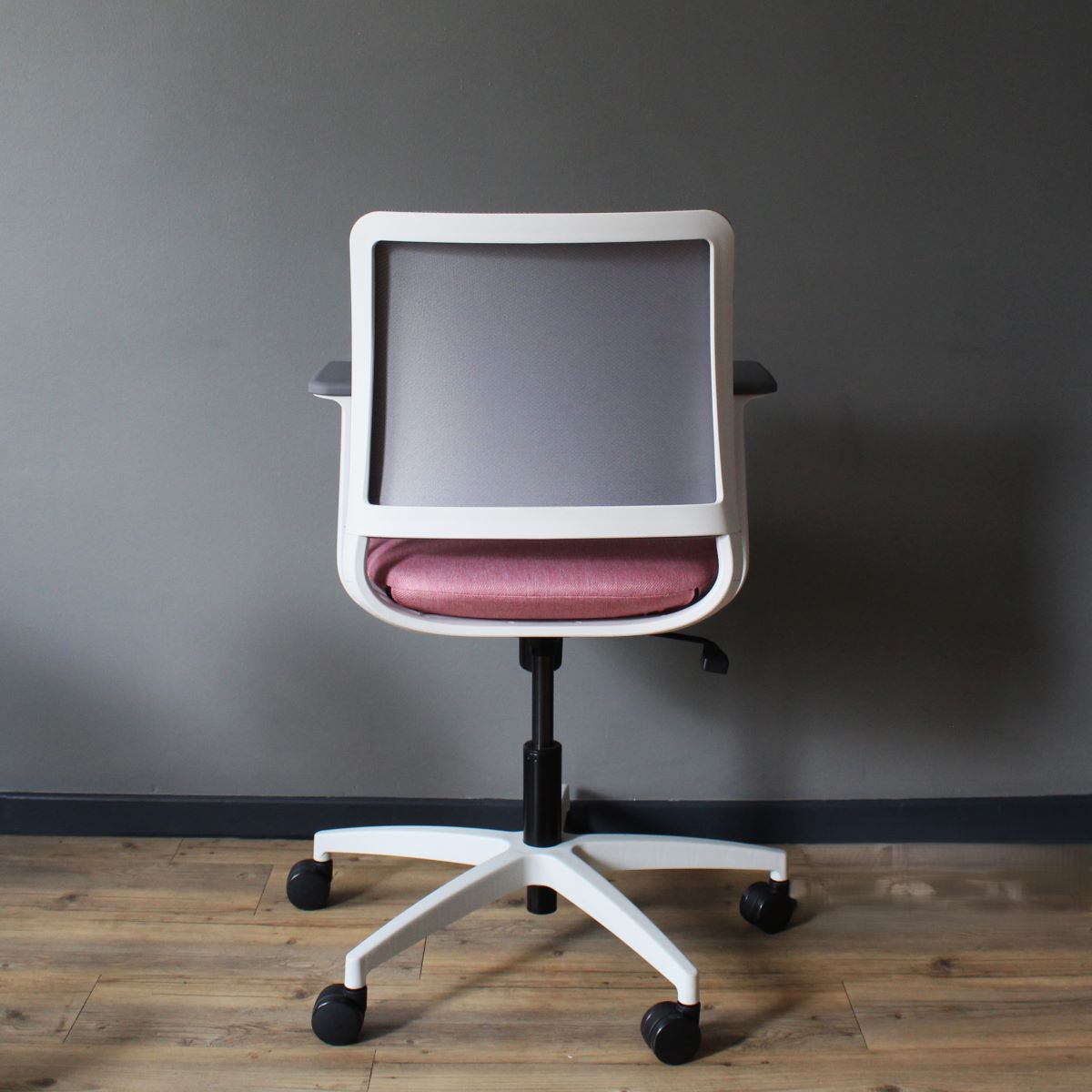 Studio Modern Yutu Low Back Fully Adjustable Chair with White Frame and 5-Star Wheelbase Grey Mesh Back and Azalea Pink Seat - Image 3
