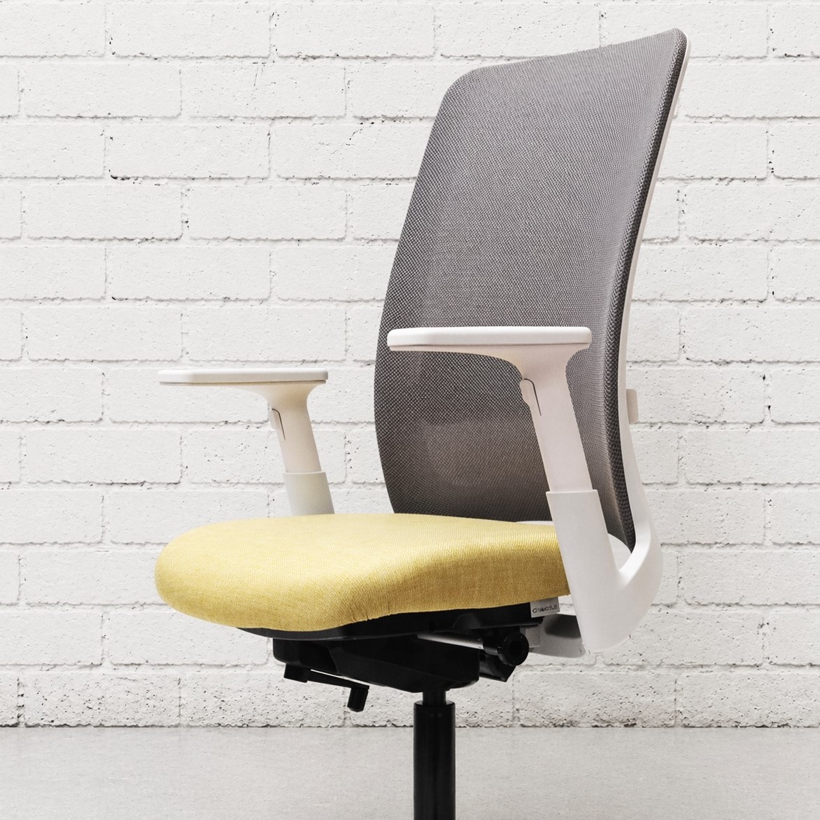 Ally chair designed and manufactured by Klassworks redefines the standards of office seating. Crafted with an eye for modern aesthetics and a commitment to unparalleled comfort, this chair is the ultimate expression of ergonomic design and stylish functionality.
